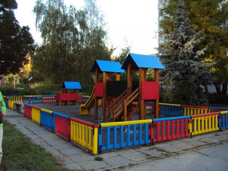 Další opravené dětské hřiště