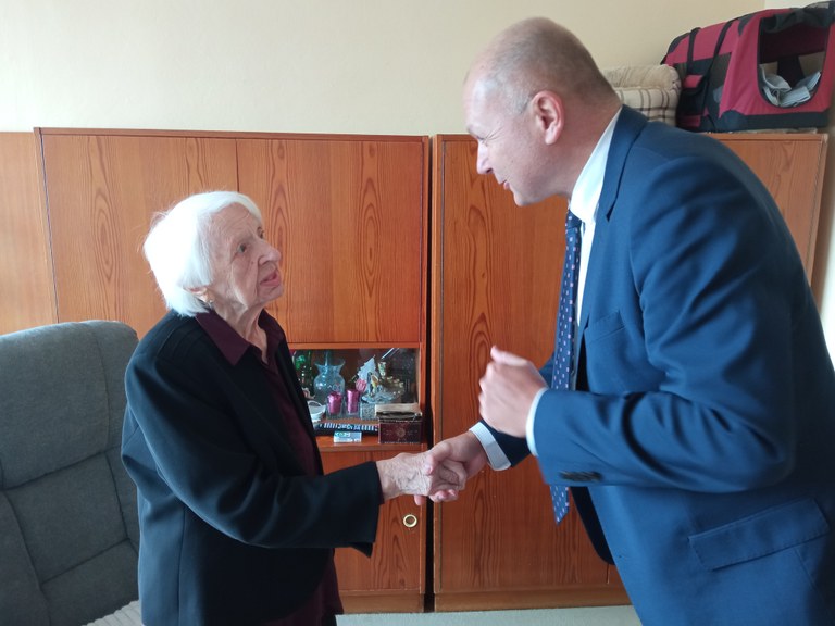 Paní Ludmile Robenkové ke 100letému výročí přišel za obvod pogratulovat a popřát i starosta Martin Bednář.