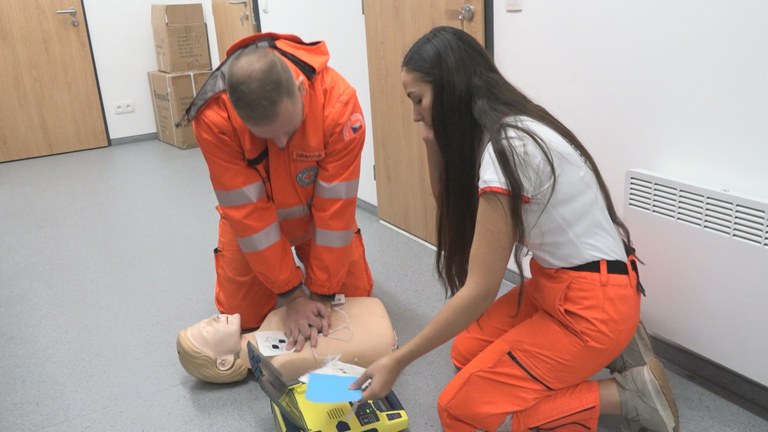 Defibrilátor k záchraně života najdou lidé na radnici i v infocentru