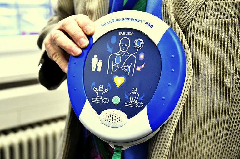 Defibrilátor může zachraňovat životy přímo na radnici