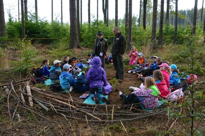 Děti ZŠ Mitušova poznávají život v lese