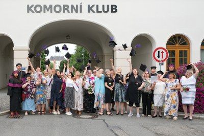 Diplom v ruce, úsměv na tváři. Univerzita třetího věku má nové absolventy
