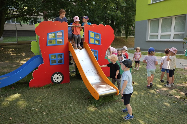 Dvě nová hřiště z participativního rozpočtu potěší předškoláky i veřejnost