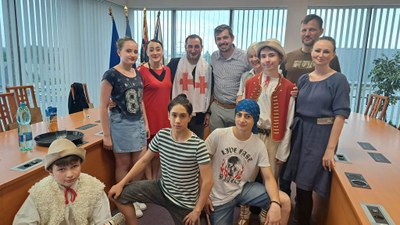Holúbek tančí světem v duchu folklorních tradic