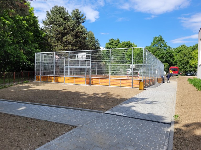 Hřiště za školou na ul. V Zálomu je dokončeno