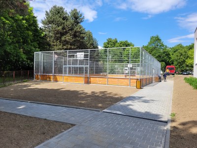 Hřiště za školou na ul. V Zálomu je dokončeno