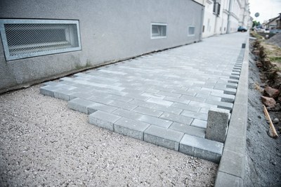 Jak postupují opravy chodníků v našem obvodu?
