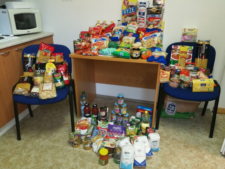 Lidé z radnice přinesli potraviny na pomoc potřebným