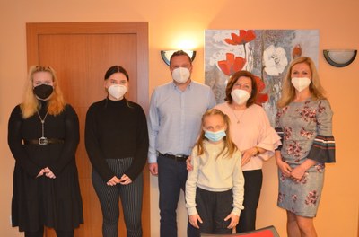 MÍSTOSTAROSTKA DAGMAR HRABOVSKÁ OCENILA ÚSPÉŠNÉ ŽÁKYNĚ ZE ZŠ B. DVORSKÉHO