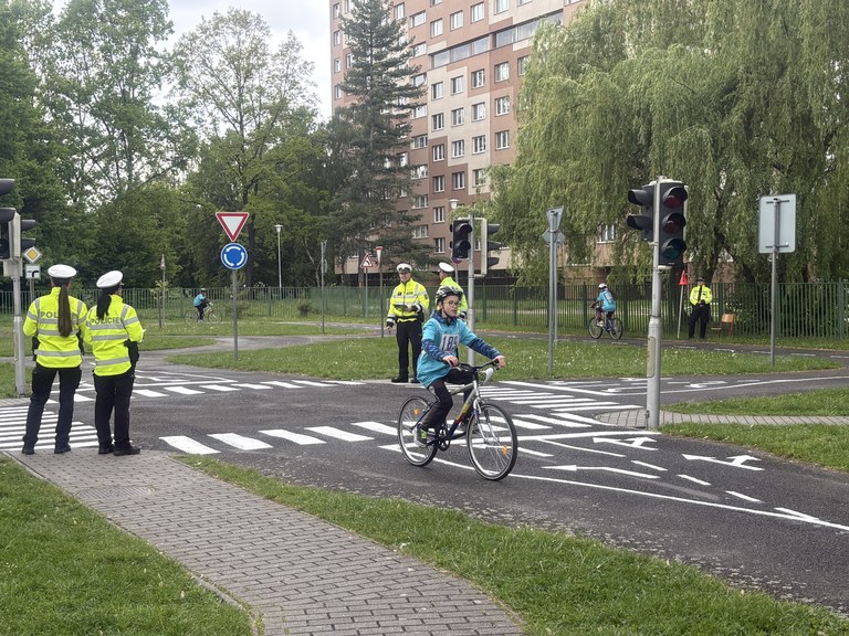 Mladí cyklisté si poměřili síly na dopravním hřišti v Hrabůvce