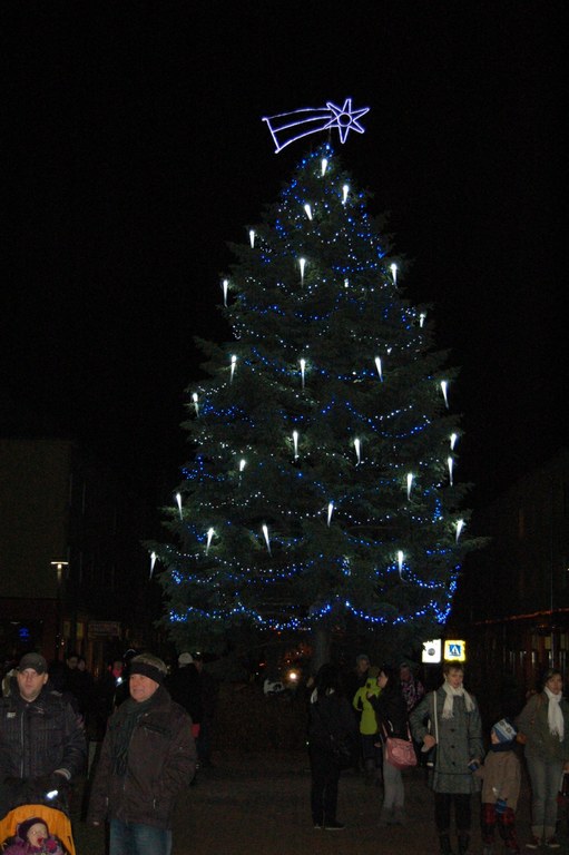 Na náměstí SNP už svítí vánoční strom