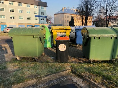 Nádoby na komunální odpad v systému města