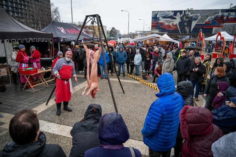 Náměstí Ostrava-Jih zdobí srdcový tunel. Začínají i farmářské trhy