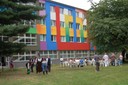 Pestrobarevná fasáda školy