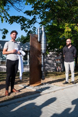 Odhalení památníku, na snímku autor Lukáš Dvorský (vpravo) a kronikář obvodu Petr Přendík. Foto: Martin Grobe