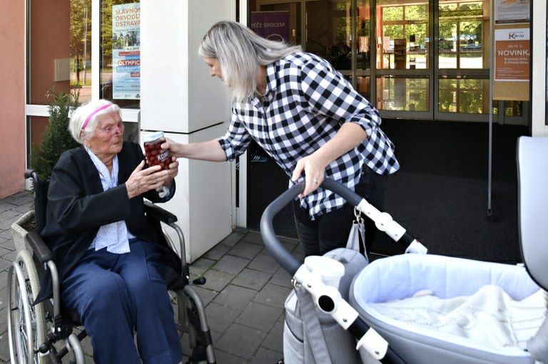 Ostravský kompot z Jihu předávala 102letá žena