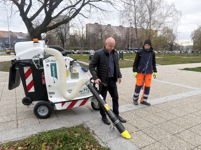 Ostravu-Jih uklízí moderní ekologický vysavač bez emisí