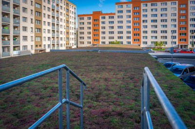 Parkovací objekt se zelenou střechou v Bělském Lese. Foto: Martin Grobe