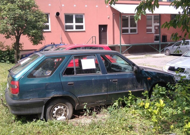Radnice Jihu v obvodu každoročně odstraní desítky odstavených vozidel a vraků