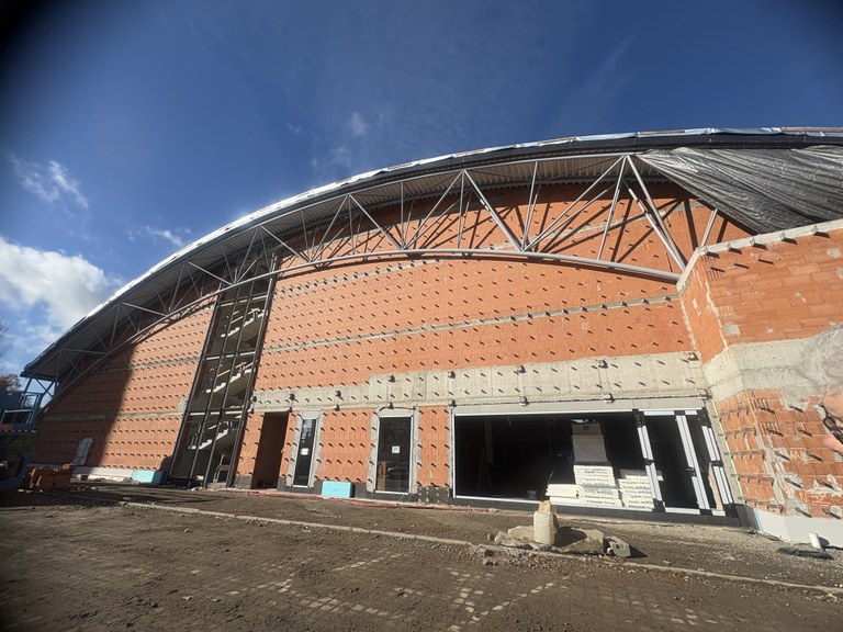 Rekonstrukce sportovní haly Dubina pokračuje montáží oken, dveří i rozvodů