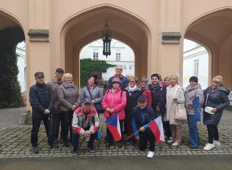 Senioři si díky česko-polské spolupráci s městem Wodzisław Śląski prošli zámek v Hradci nad Moravicí
