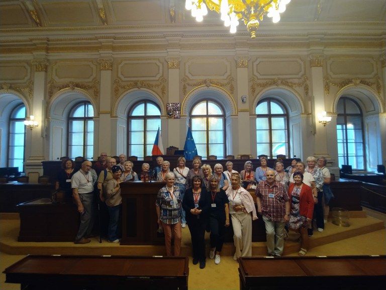 Senioři z Jihu navštívili Parlament ČR