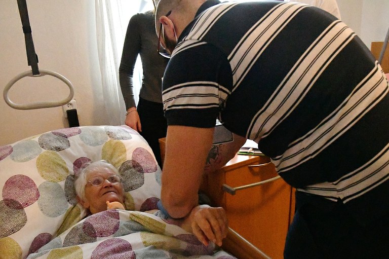 Seniory v domovech s pečovatelskou službou očkovali proti covid-19 doma 