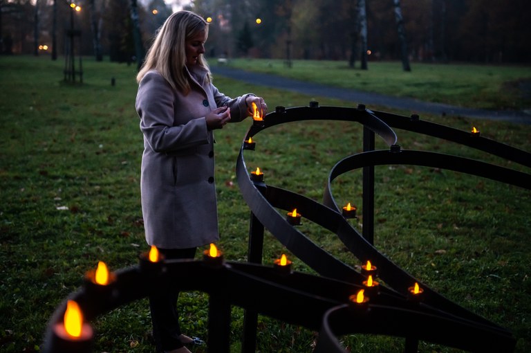 V den Památky zesnulých se rozzářilo srdce v Bělském lese