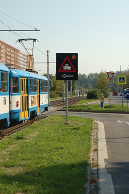 Upozornění na projíždějící tramvaj