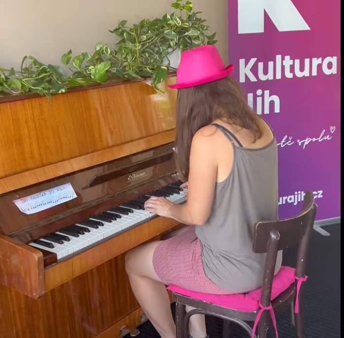 V ulicích Ostravy-Jihu si mohou lidé zahrát na pět pian