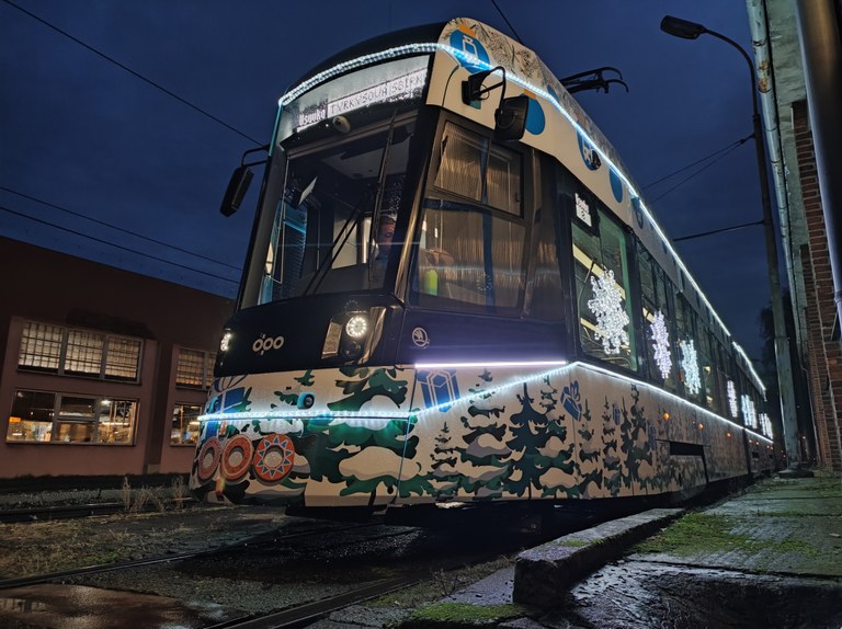 Vánoční tramvaj DPO první jízdou podpořila Tyrkysovou sbírku