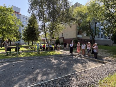 Zahrada DPS Horymírova má nově hřiště na pétanq, a to i pro veřejnost