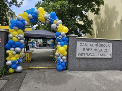 ZŠ a MŠ Březinova oslavila 90 let ve velkém stylu, zazpíval i Jarek Nohavica