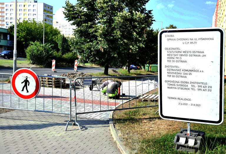 Opravy chodníků v obvodu stále pokračují 