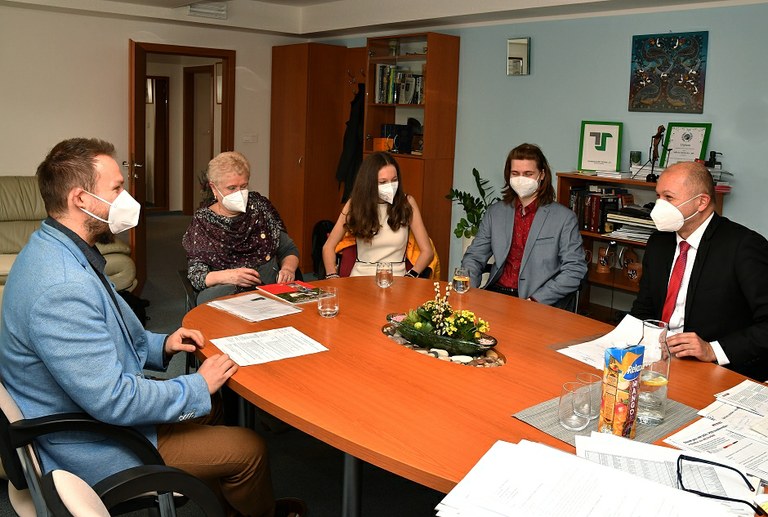 Studenti z Gymnázia Františka Hajdy excelovali v dějepisné olympiádě