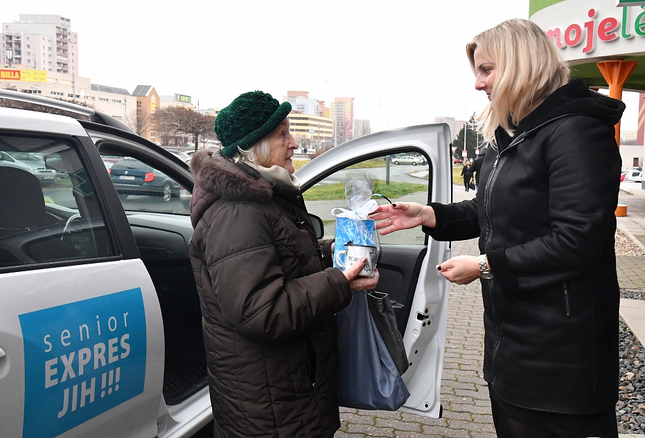 Tradiční předvánoční nadílka ve vozech Senior expres Ostrava-Jih — Čeština
