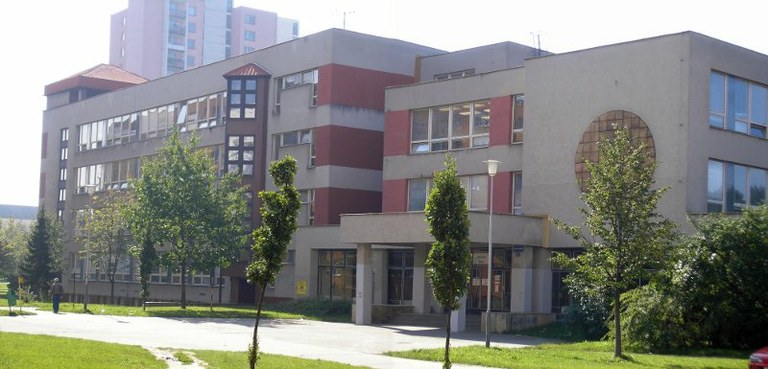 Ve školách ani o prázdninách nezahálejí