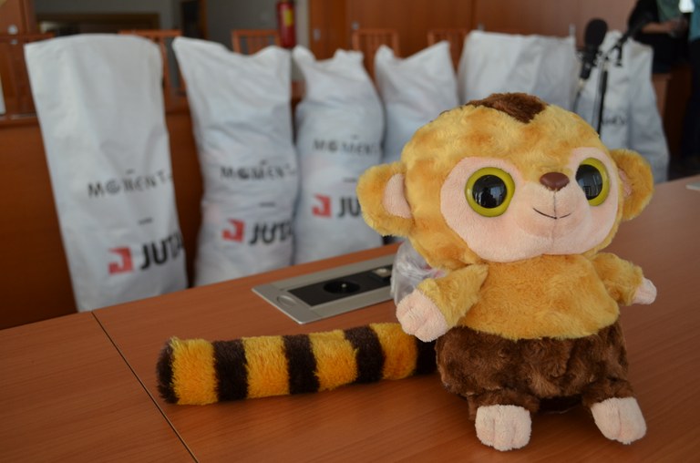 Zaměstnanci úřadu přispěli Momentu, dodávka byla plná