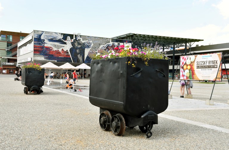 Důlní vozíky získaly v ulicích Ostravy-Jihu nové poslání   