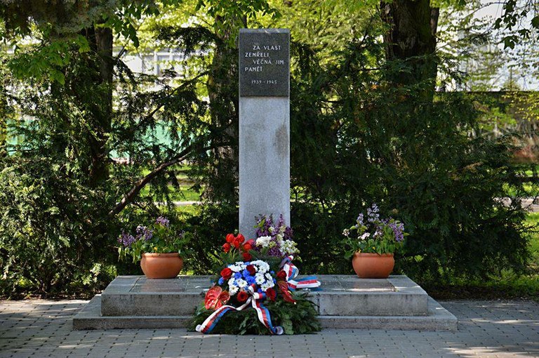 Neděle 29. dubna na Jihu – pietní akty u sedmi památníků, výstava o příslušnících RAF i zastávka vozidel na Bojové cestě