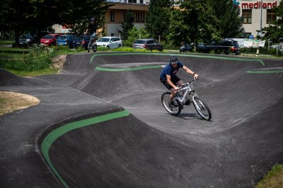 Nové moderní pumptrackové hřiště v Bělském Lese je otevřeno