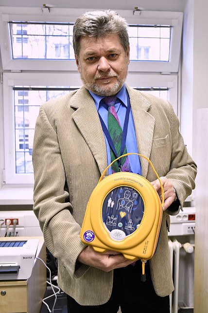 Nový defibrilátor může zachraňovat životy přímo na radnici
