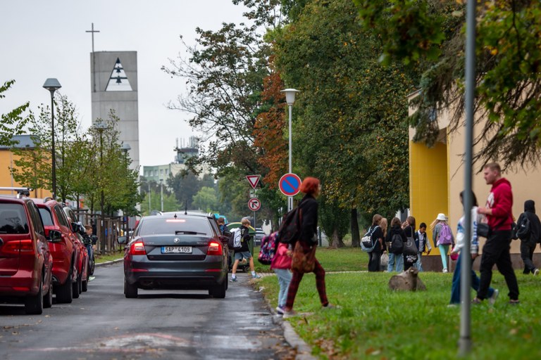 Ostrava-Jih testuje první školní ulici. Má dětem zajistit bezpečnější cestu do školy