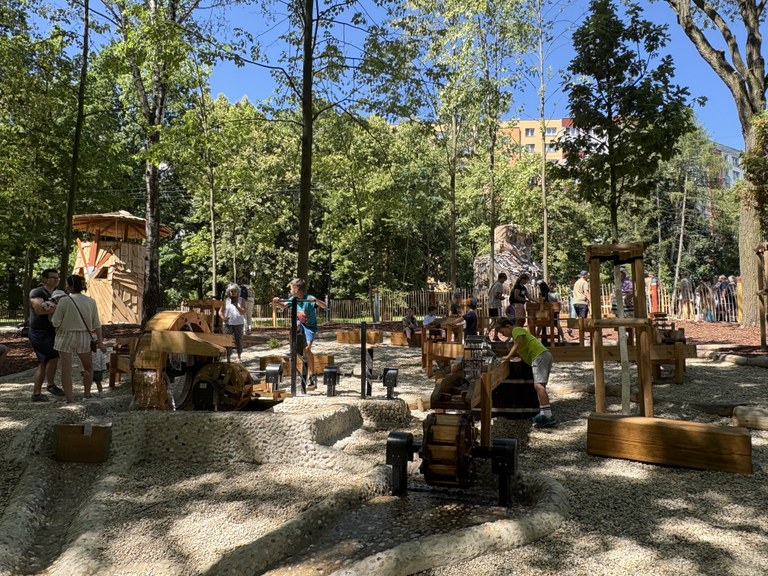 Park nad rybníkem v Bělském lese ve Výškovicích se otevřel veřejnosti