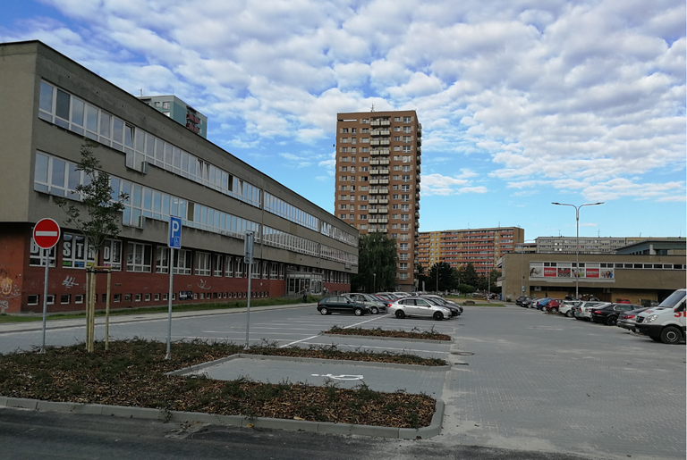 Parkoviště u polikliniky v Ostravě-Hrabůvce je hotové