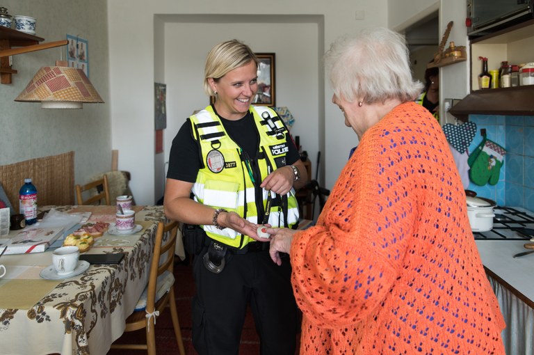 Pomoc na jedno stisknutí. Další osaměle žijící senioři z Ostravy-Jihu dostali nouzová tlačítka