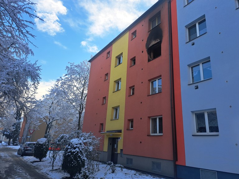 Pomoc u nočního požáru bytu v Zábřehu lidem nabídli i zástupci radnice 