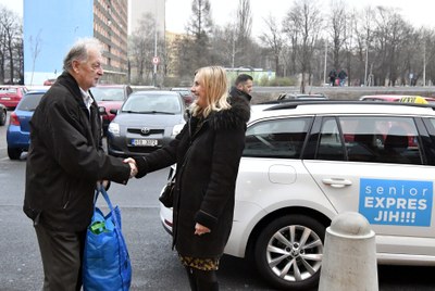 Předvánoční nadílka ve vozech Senior expresu Ostrava-Jih