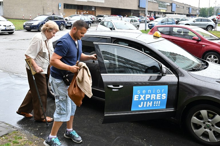 Senior expres může od 1. února využívat více než 5000 seniorů Ostravy-Jihu