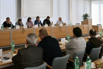 Starostové se shodli s poslanci: obce potřebují účinnou vymahatelnost práva. Práceschopné musí živit jejich práce, ne dávky. Inkluze nefunguje